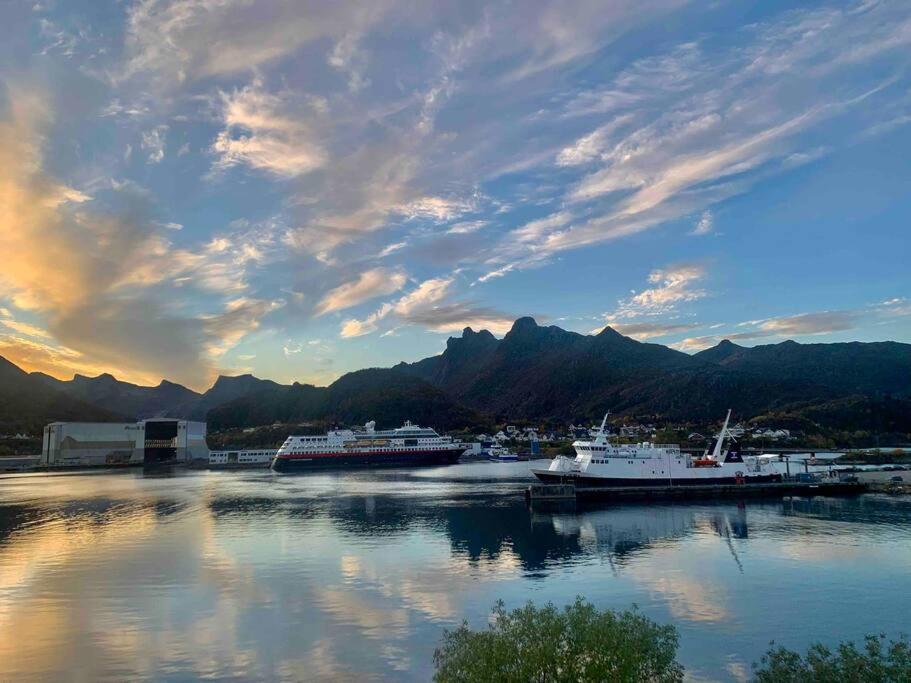 Sentrumsnaer Leilighet Med Utsikt Svolvaer Luaran gambar